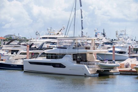 Foto de West Palm Beach, FL, EE.UU. - 24 de marzo de 2024: Yate catamarán de lujo en el Palm Beach International Boat Show 2024 - Imagen libre de derechos