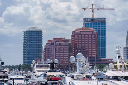 Téléchargez les photos : West Palm Beach, FL, USA - 24 Mars 2024 : Photo de stock Bâtiments et yachts à West Palm Beach - en image libre de droit