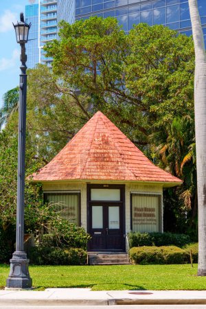 Téléchargez les photos : West Palm Beach, FL, États-Unis - 24 mars 2024 : Bâtiment historique du lycée de Palm Beach - en image libre de droit