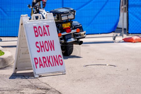 Foto de West Palm Beach, FL, Estados Unidos - 24 de marzo de 2024: Palm Beach International Boat Show parking - Imagen libre de derechos