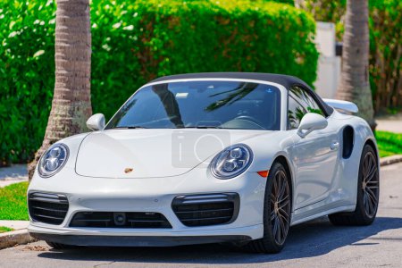 Foto de West Palm Beach, FL, Estados Unidos - 24 de marzo de 2024: Vista frontal blanco Porsche Turbo convertible - Imagen libre de derechos