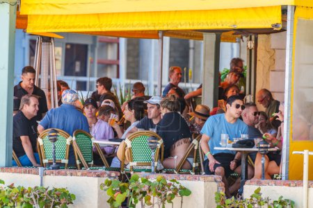 Foto de Fort Lauderdale, FL, Estados Unidos - 30 de marzo de 2024: Los turistas cenan en los restaurantes de Fort Lauderdale Beach - Imagen libre de derechos