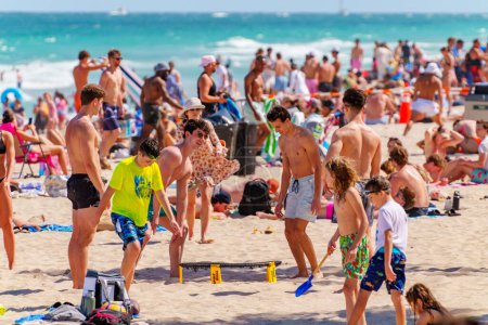 Foto de Fort Lauderdale, FL, EE.UU. - 30 de marzo de 2024: Mucha gente de fotos en Fort Lauderdale Beach Florida Spring Break 2024 - Imagen libre de derechos