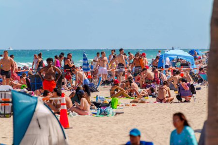 Foto de Fort Lauderdale, FL, Estados Unidos - 30 de marzo de 2024: Multitudes en las playas de Florida - Imagen libre de derechos