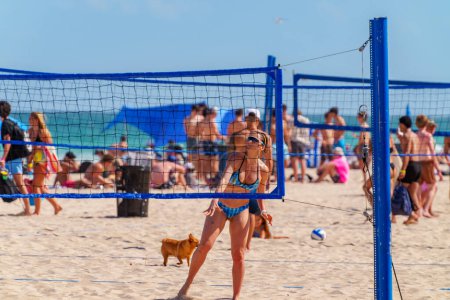 Foto de Fort Lauderdale, FL, EE.UU. - 30 de marzo de 2024: Juego de voleibol en la playa - Imagen libre de derechos