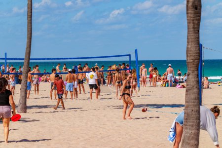 Téléchargez les photos : Fort Lauderdale, FL, USA - 30 Mars 2024 : Des foules de personnes près des filets de volley-ball sur Fort Lauderdale Beach FL - en image libre de droit