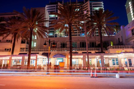 Foto de Fort Lauderdale, FL, Estados Unidos - 30 de marzo de 2024: foto nocturna Café Del Mar en Fort Lauderdale Beach FL - Imagen libre de derechos