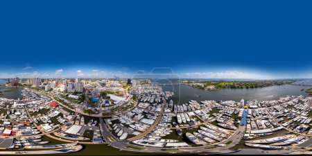 Téléchargez les photos : West Palm Beach, FL, États-Unis - 24 mars 2024 : Vue aérienne panoramique équirectangulaire Palm Beach International Boat Show 2024 - en image libre de droit