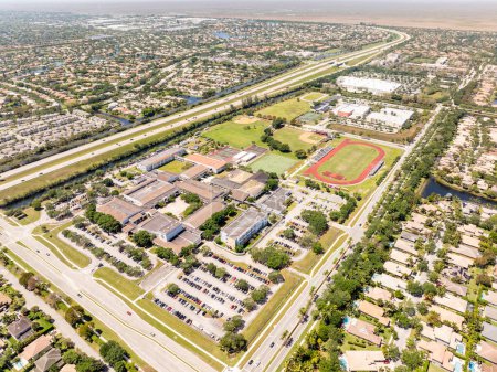 Foto de Parkland, FL, Estados Unidos - 5 de abril de 2024: Marjory Stoneman Douglas High School - Imagen libre de derechos