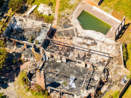 Foto de Parkland, FL, EE.UU. - 5 de abril de 2024: Foto aérea de las secuelas de 5400 Godfrey Road en casa quemada por el fuego - Imagen libre de derechos