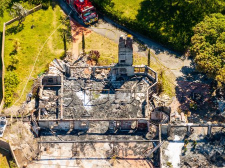 Foto de Parkland, FL, EE.UU. - 5 de abril de 2024: Foto aérea de las secuelas de 5400 Godfrey Road en casa quemada por el fuego - Imagen libre de derechos