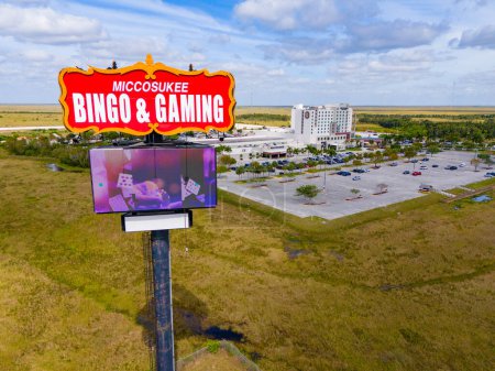 Téléchargez les photos : Miami, FL, USA - Avril 1, 2024 : Gros plan aérien Miccosukee Casino Resort Miami signe élevé - en image libre de droit