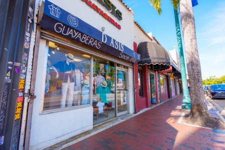 Foto de Miami, FL, USA - 12 de abril de 2024: D Asis Guayaberas shirt store since 1972 Calle Ocho Miami - Imagen libre de derechos