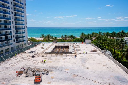 Foto de Miami Beach, FL, Estados Unidos - 15 de abril de 2024: Foto aérea de la construcción de la cubierta de la piscina en Roney Palace Hotel Miami Beach Florida - Imagen libre de derechos
