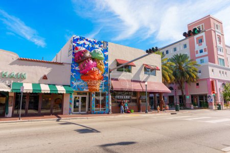 Foto de Miami, FL, Estados Unidos - 12 de abril de 2024: Tiendas de destinos turísticos en Calle Ocho 2024 foto de stock - Imagen libre de derechos