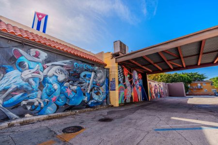 Foto de Miami, FL, USA - 12 de abril de 2024: Art Walk Calle Ocho Miami street murals - Imagen libre de derechos