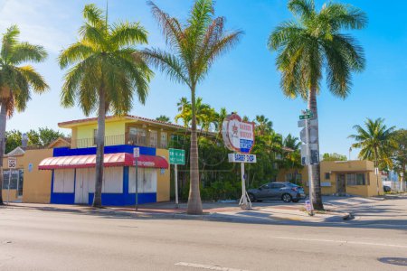 Foto de Miami, FL, USA - 12 de abril de 2024: Negocios y tiendas Miami Calle Ocho - Imagen libre de derechos