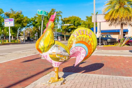 Foto de Miami, FL, EE.UU. - 12 de abril de 2024: Gallo de arte pintado Calle Ocho Miami paseo artístico - Imagen libre de derechos