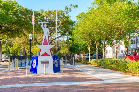 Foto de Miami, FL, Estados Unidos - 12 de abril de 2024: Monumento a la Guerrilla Anticomunista en Cuba Miami Calle Ocho - Imagen libre de derechos