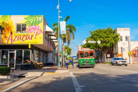 Foto de Miami, FL, USA - 12 de abril de 2024: Vista de la calle Ocho Miami 8th Street hacia el oeste en 14th Ave - Imagen libre de derechos