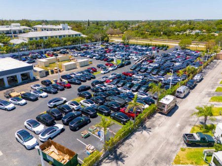Foto de Delray Beach, FL, Estados Unidos - 11 de abril de 2024: Los vehículos Tesla se entregan al concesionario en Delray Beach Florida - Imagen libre de derechos