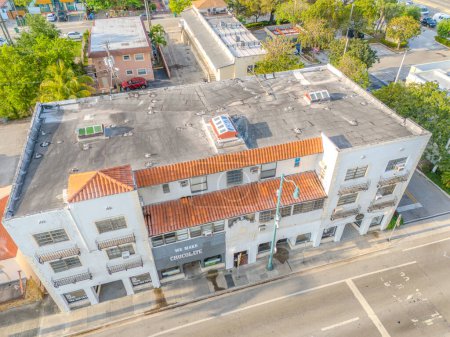 Foto de Miami, FL, Estados Unidos - 12 de abril de 2024: Edificio antiguo de fotos de aviones no tripulados en Miami sw 8th Street - Imagen libre de derechos