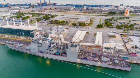 Téléchargez les photos : Photo aérienne Semaine de la Flotte Navire Miami au Port de Miami - en image libre de droit