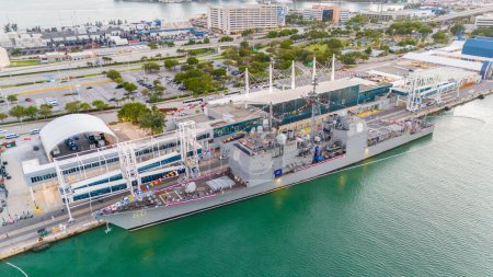 Téléchargez les photos : Photo aérienne Semaine de la Flotte Navire Miami au Port de Miami - en image libre de droit