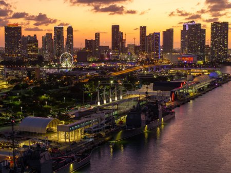 Schöner Himmel über Downtown Miami