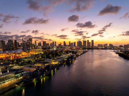 Luftaufnahme Downtown Miami Port USS-Schlachtschiffe Fleet Week 2024