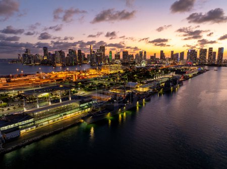 Drohnenfoto Miami Fleet Week 2024. Blick auf den Sonnenuntergang über dem Hafen von Miami mit Wolkenkratzern im Hintergrund