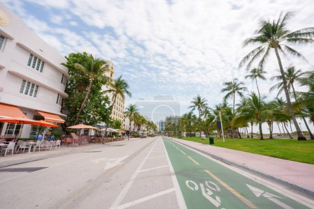 Téléchargez les photos : Miami Beach Floride, États-Unis 2024. Voies cyclables sur Ocena Drive deux voies protégées pour la sécurité - en image libre de droit