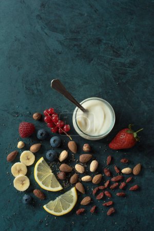 Téléchargez les photos : Assortiment de baies, noix et fruits, en plus du yaourt bio naturel - en image libre de droit