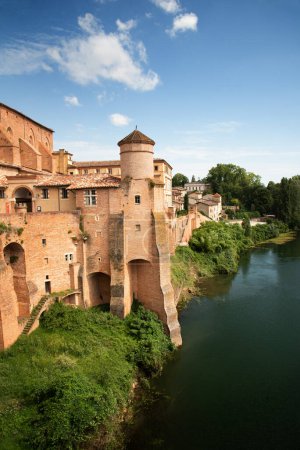 Foto de Vista de la ciudad Gaillac en el río Tarn en la región de Occitanie de Francia. - Imagen libre de derechos