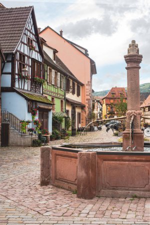 Téléchargez les photos : Fontaine sur la place du village de Bergheim en automne, l'un des plus beaux villages alsaciens de France sur la Route des Vins - en image libre de droit
