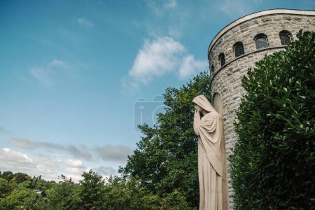 Téléchargez les photos : Chapelle Saint-Maurice à Liège, Belgique, statue de la Dame Blanche de Jules Brouns - en image libre de droit