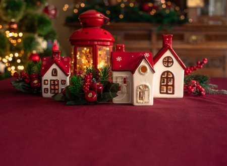 Foto de Fondo de Navidad con una decoración festiva en la mesa, abeto y lugar para el texto - Imagen libre de derechos