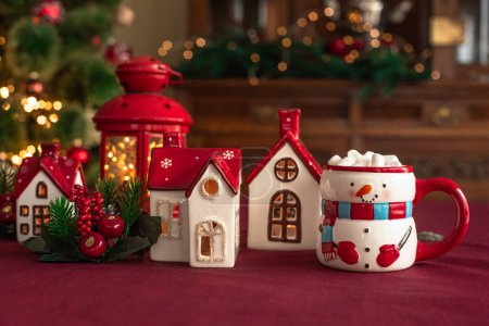Foto de Fondo de Navidad con una decoración festiva en la mesa, velas y bebida caliente con malvaviscos - Imagen libre de derechos
