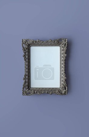 Foto de Marco de plata vintage sobre fondo púrpura. ; marco de metal calado, marco de imagen vacío maqueta - Imagen libre de derechos