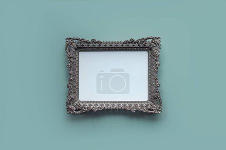 Téléchargez les photos : Cadre photo vintage argenté sur fond bleu pastel. ; cadre métallique ajouré, maquette de cadre photo vide - en image libre de droit