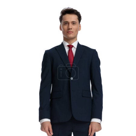 Téléchargez les photos : Elegant businessman just looking at the camera, wearing a suit and tie against white background - en image libre de droit