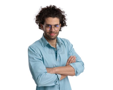 Foto de Retrato de hombre casual atractivo y seguro de sí mismo con el pelo largo rizado con gafas - Imagen libre de derechos