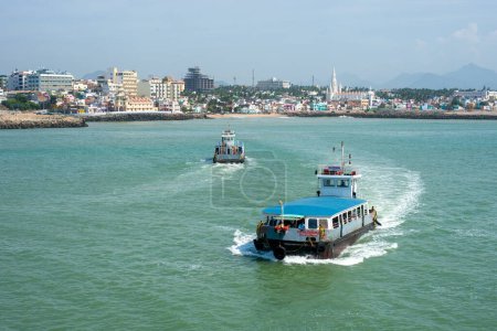 Téléchargez les photos : Kanyakumari, Inde - 18 août 2014 : Ferries au large du point le plus méridional de l'Inde continentale près de la ville côtière de Kanyakumari. - en image libre de droit