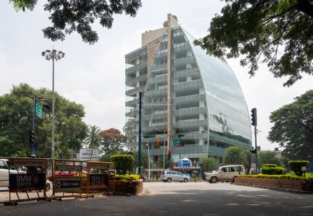 Téléchargez les photos : Bangalore - 2 novembre 2014 : Une montée en flèche dans la capitale indienne de l'informatique Bangalore ou Bengaluru - en image libre de droit