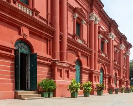 Téléchargez les photos : Bâtiments coloniaux de couleur rouge à Bangalore ou Bengaluru, la capitale informatique de l'Inde. La galerie d'art publique. - en image libre de droit