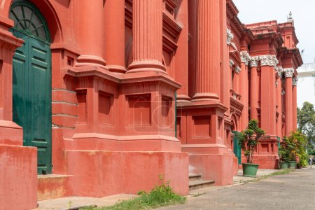 Téléchargez les photos : Bâtiments coloniaux de couleur rouge à Bangalore ou Bengaluru, la capitale informatique de l'Inde. La galerie d'art publique. - en image libre de droit