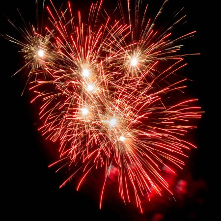 Téléchargez les photos : Un feu d'artifice dans un ciel nocturne sombre - couleurs rouge et jaune - en image libre de droit