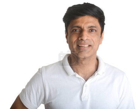 Téléchargez les photos : Un Indien intelligent d'âge moyen en t-shirt blanc - plan studio. Vous avez l'air surpris - en image libre de droit