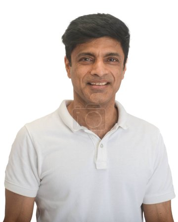 Téléchargez les photos : Un homme indien intelligent d'âge moyen en t-shirt blanc - plan studio - en image libre de droit