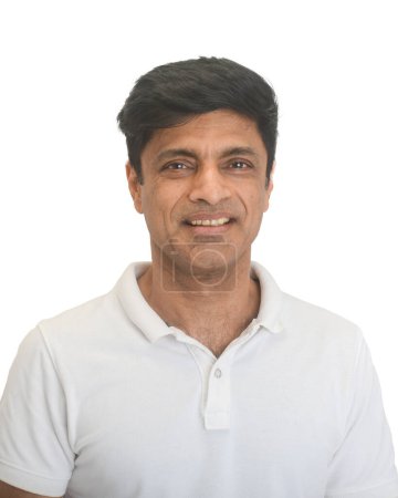 Téléchargez les photos : Un homme indien intelligent d'âge moyen en t-shirt blanc - plan studio - en image libre de droit